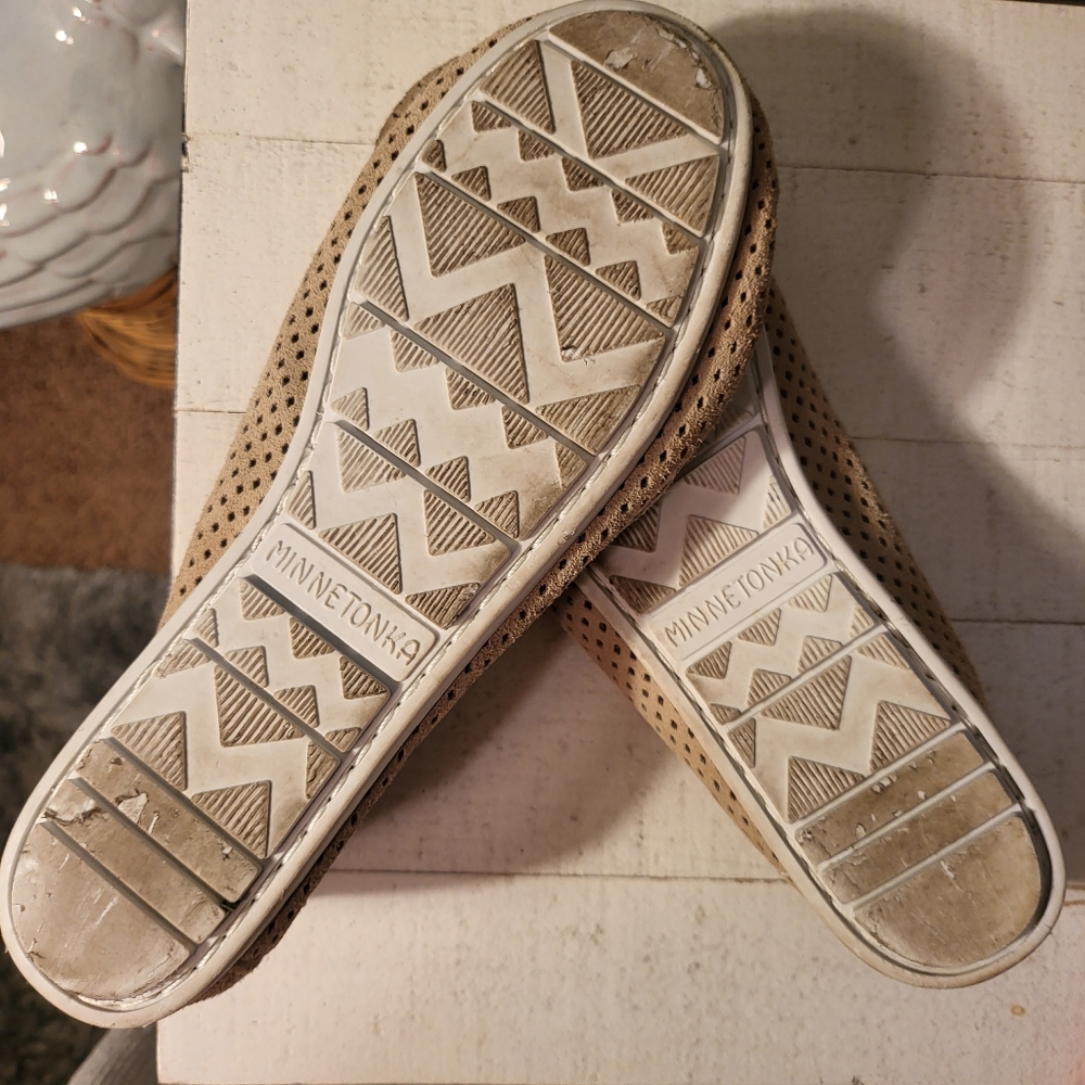 Minnetonka Perforated Moc Flex Rubber Sole in Stone Beige sz 7.5 - Picture 5 of 5